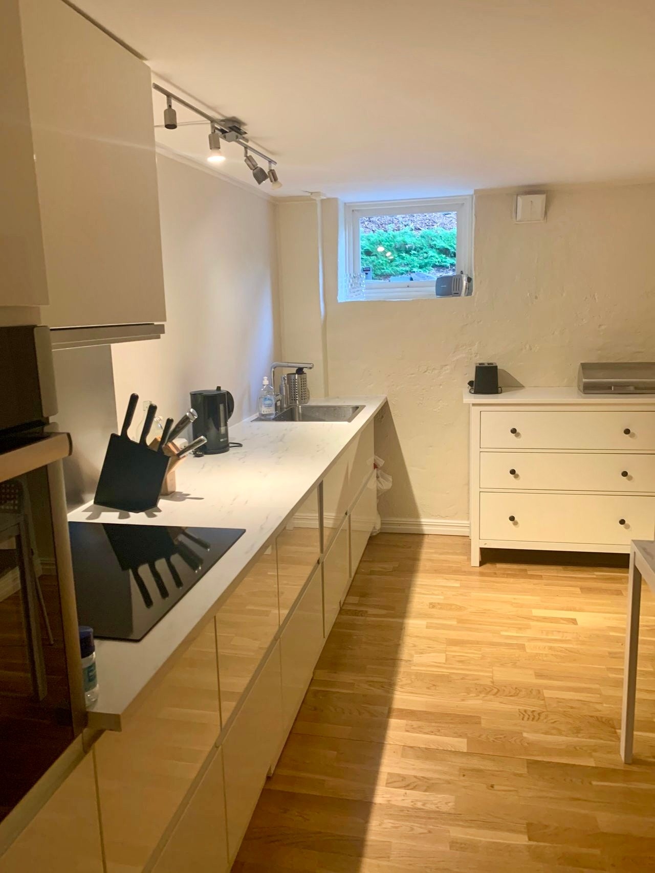 Flott, velutstyrt kjøkken. Miele hvitevarer Galleribilde