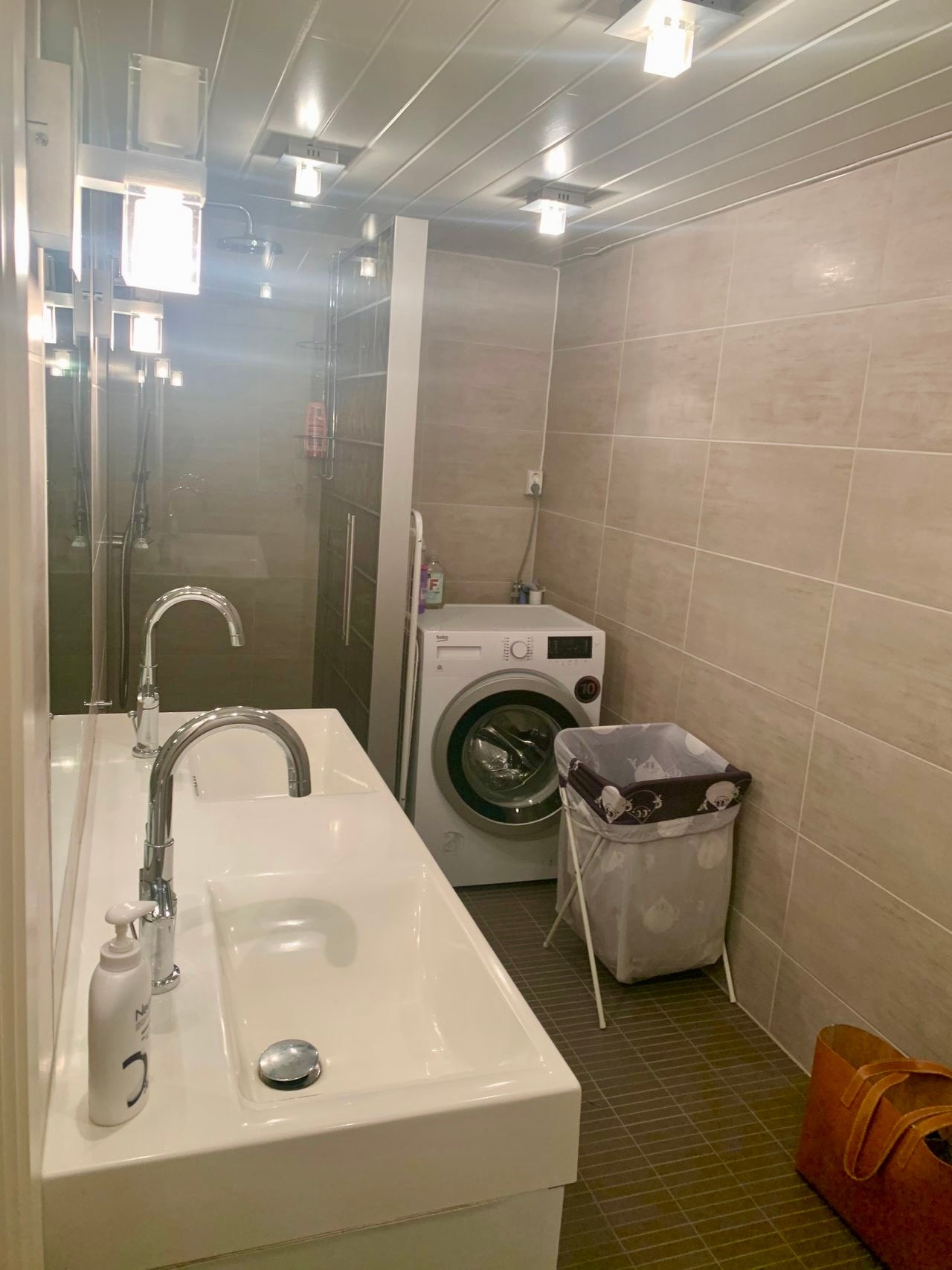 Flott, romslig bad. Vaskemaskin medfølger Galleribilde