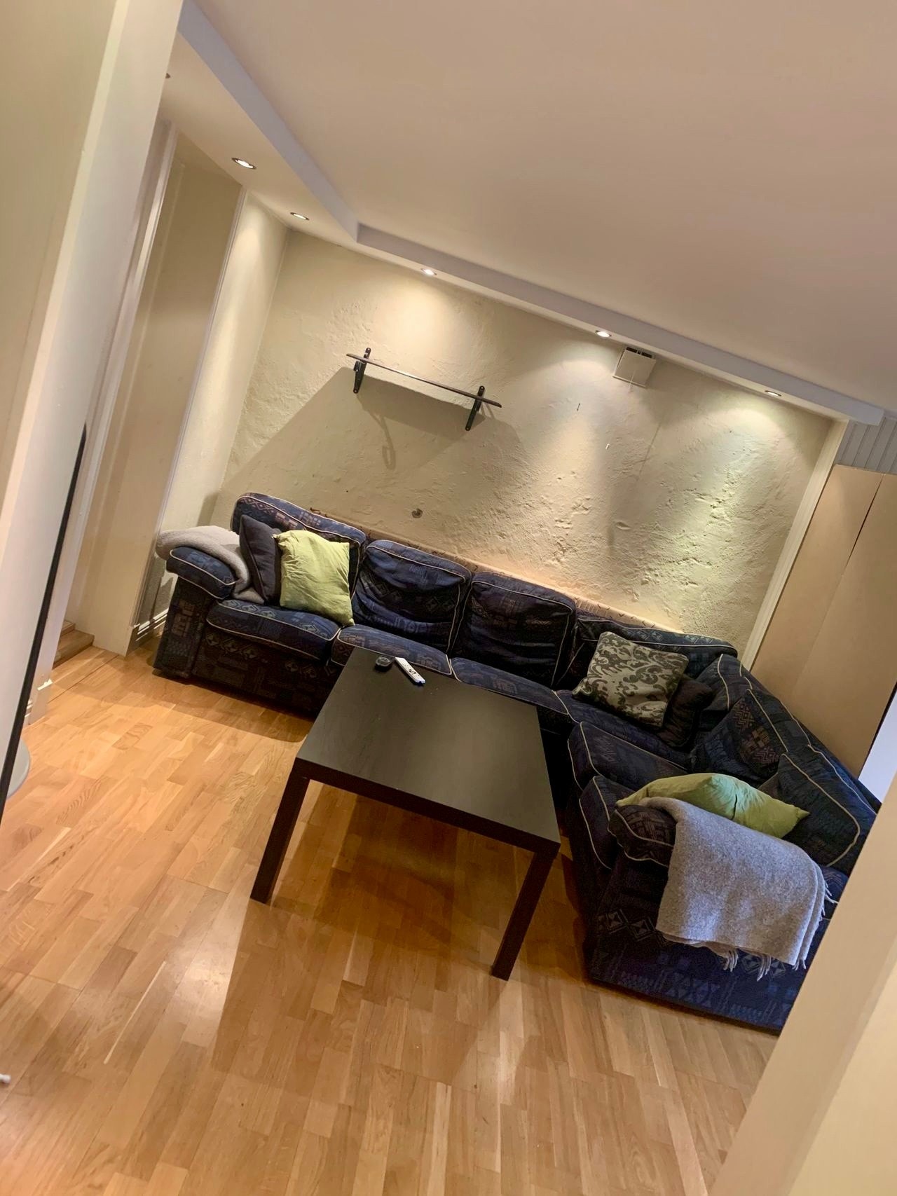 Stue med stor sofa og sofabord Galleribilde