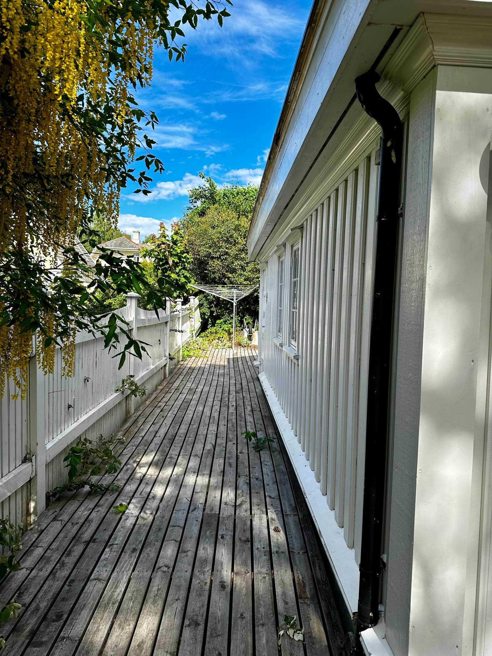 Leietaker har privat, adskilt tilgang til leiligheten ved eiendommens garasje Galleribilde