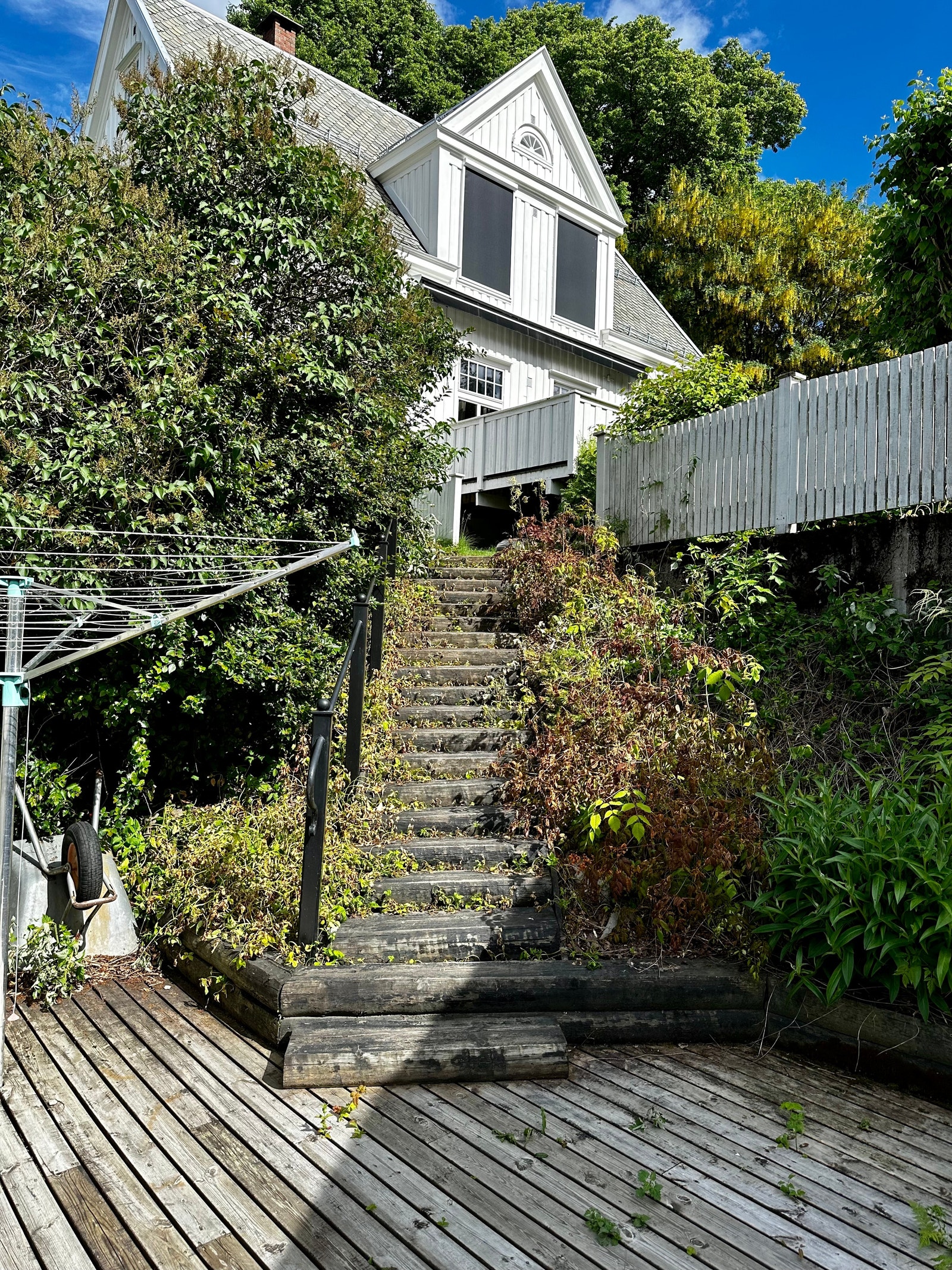 Leietaker har privat, adskilt tilgang til leiligheten ved eiendommens garasje. Denne gangstien fører direkte til leilighetens inngangsdør. Her kan leietaker parkere sykler om ønskelig. Galleribilde