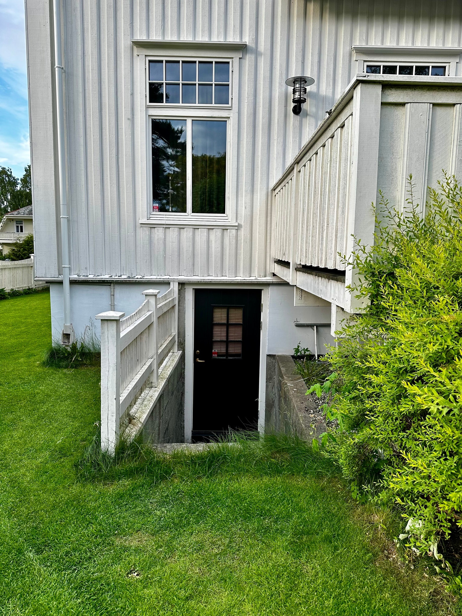 Privat og separat inngangsdør til leiligheten. Galleribilde