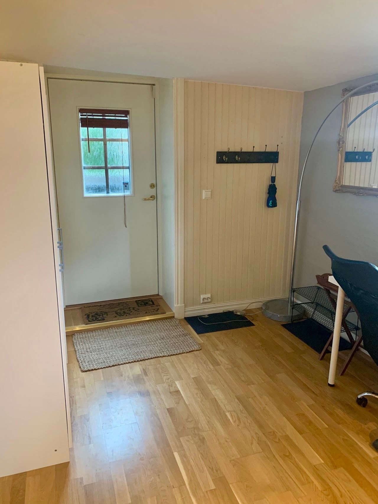 Inngangsparti med god plass til oppbevaring av yttertøy og sko. Klesskap til venstre følger med, og fungerer som "skjerming" mellom inngangsparti og sofakrok på stue Galleribilde