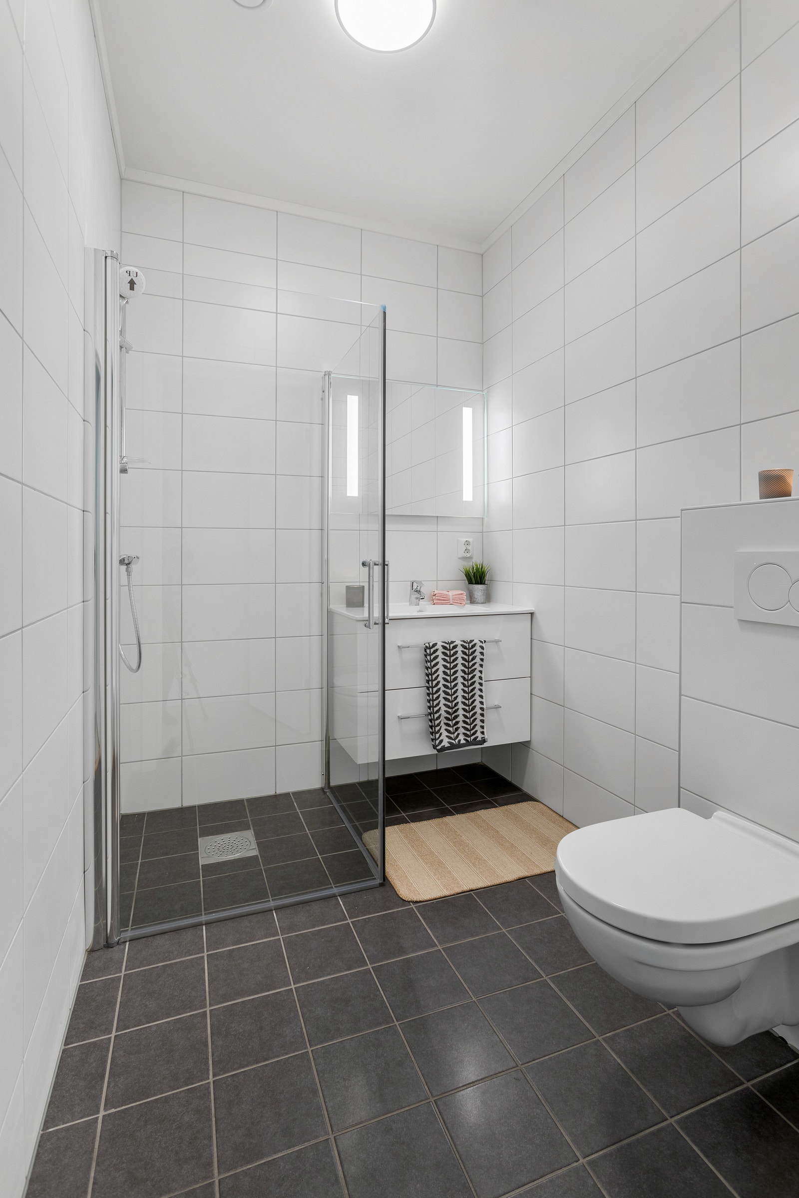 Lyse fine flislagte bad med varme i gulvene. Galleribilde