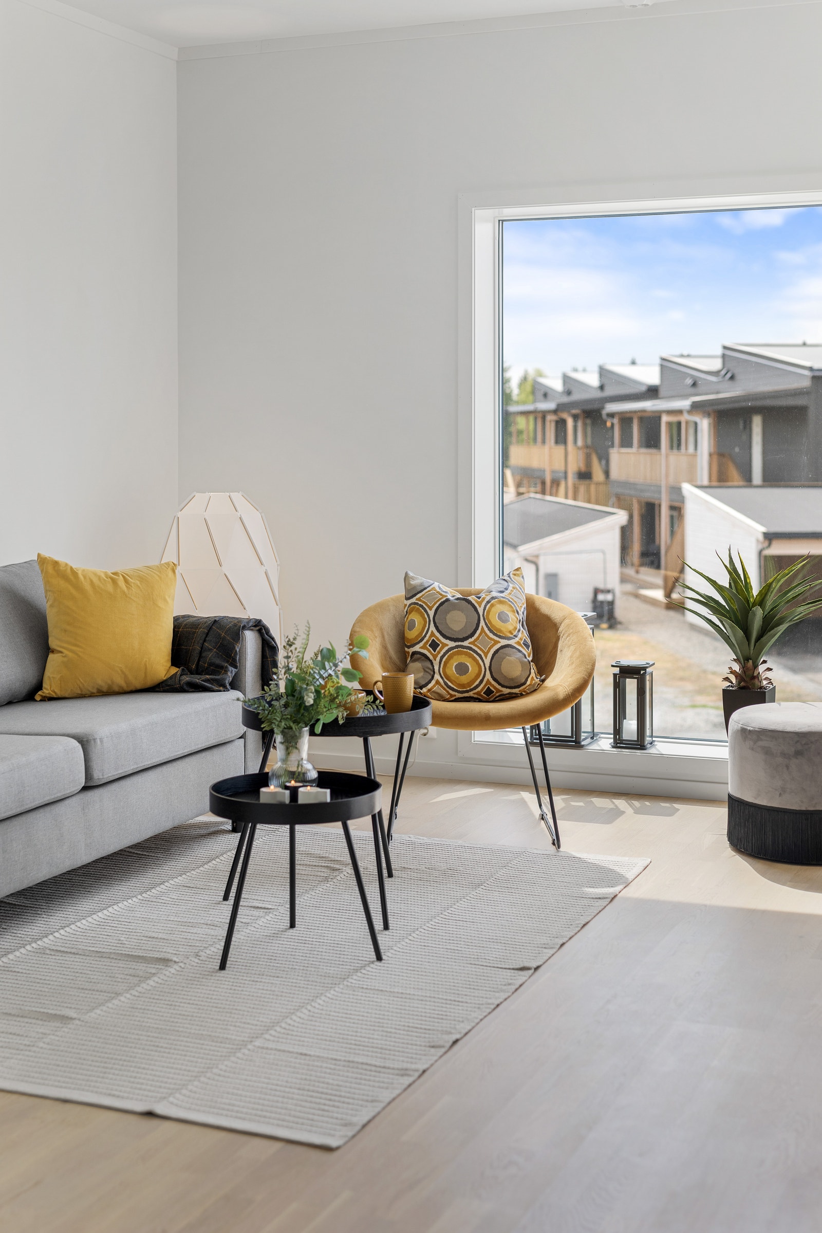 Store og fine vindu gir et fint lys inn i stue/kjøkken. Galleribilde