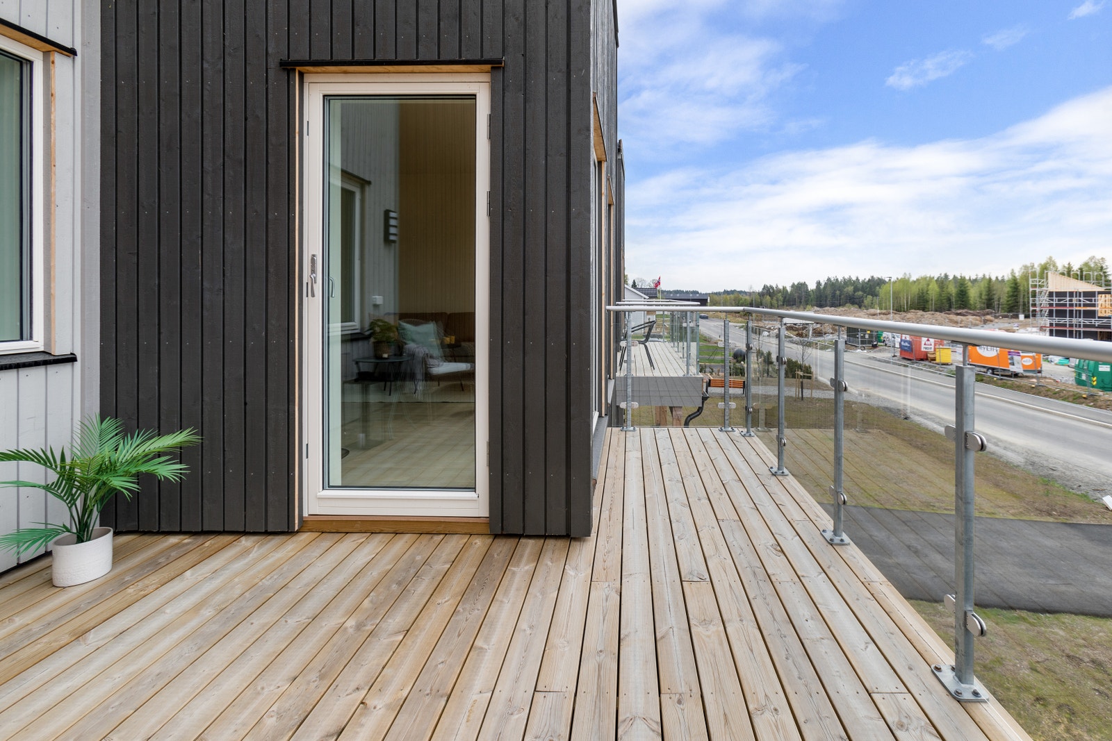 Stor og fin terrasse i 2. etg. med utgang fra stua. Galleribilde