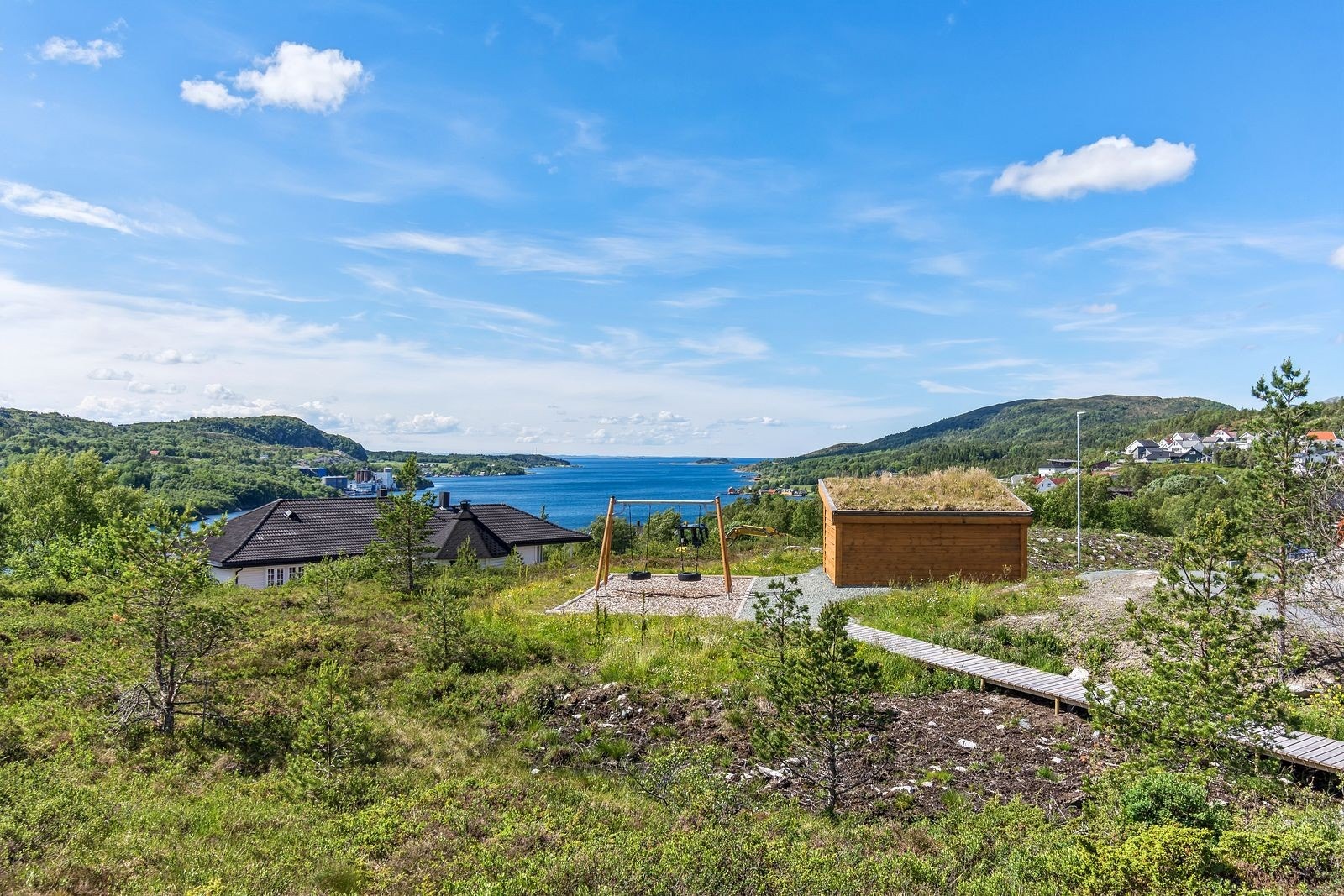 Utsikt fra gapahuk med lekeplass ved boligfeltet Galleribilde