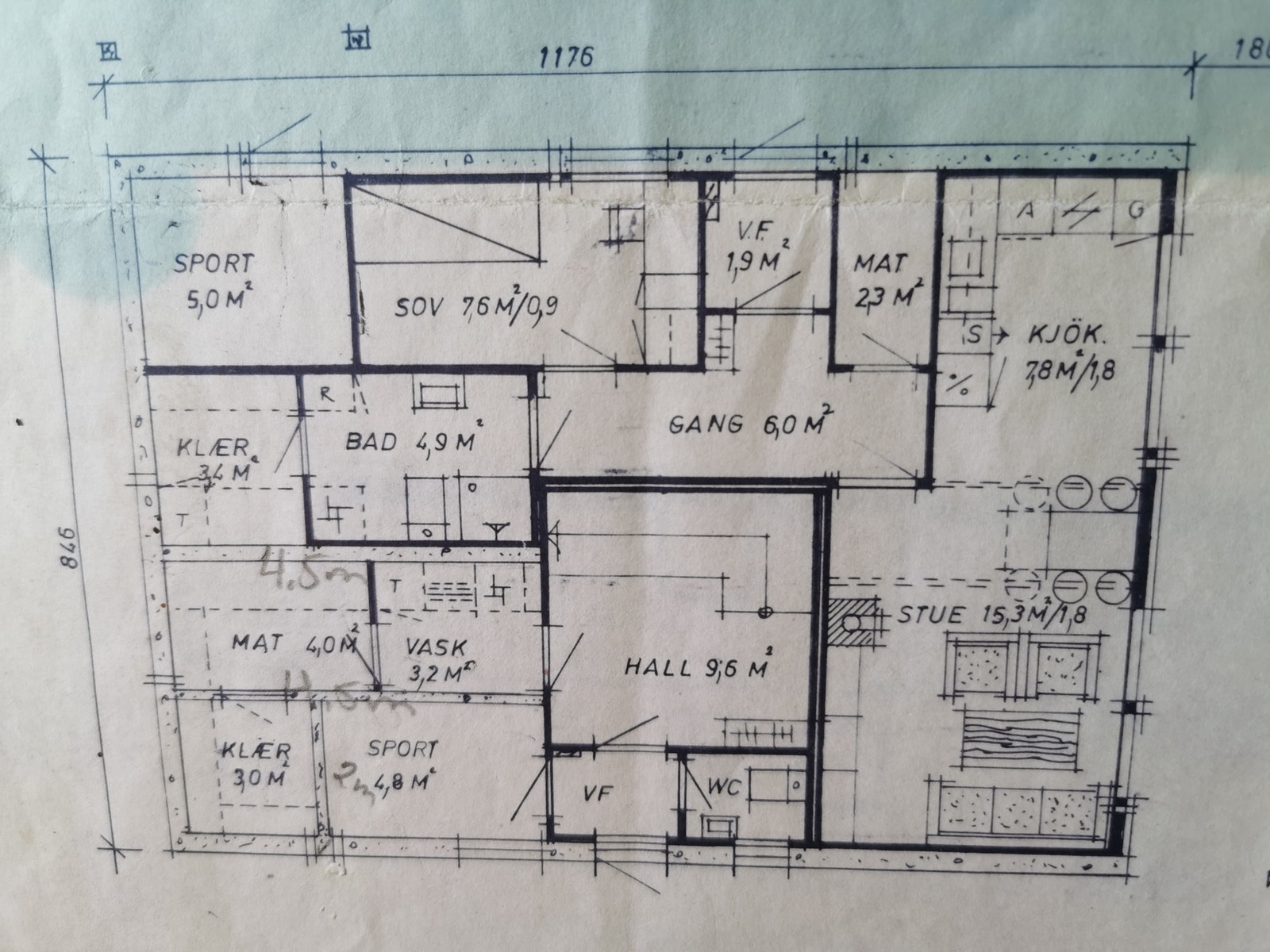 1. etasje med inngangsparti hoveddel m.m. og sokkelleilighet. Galleribilde