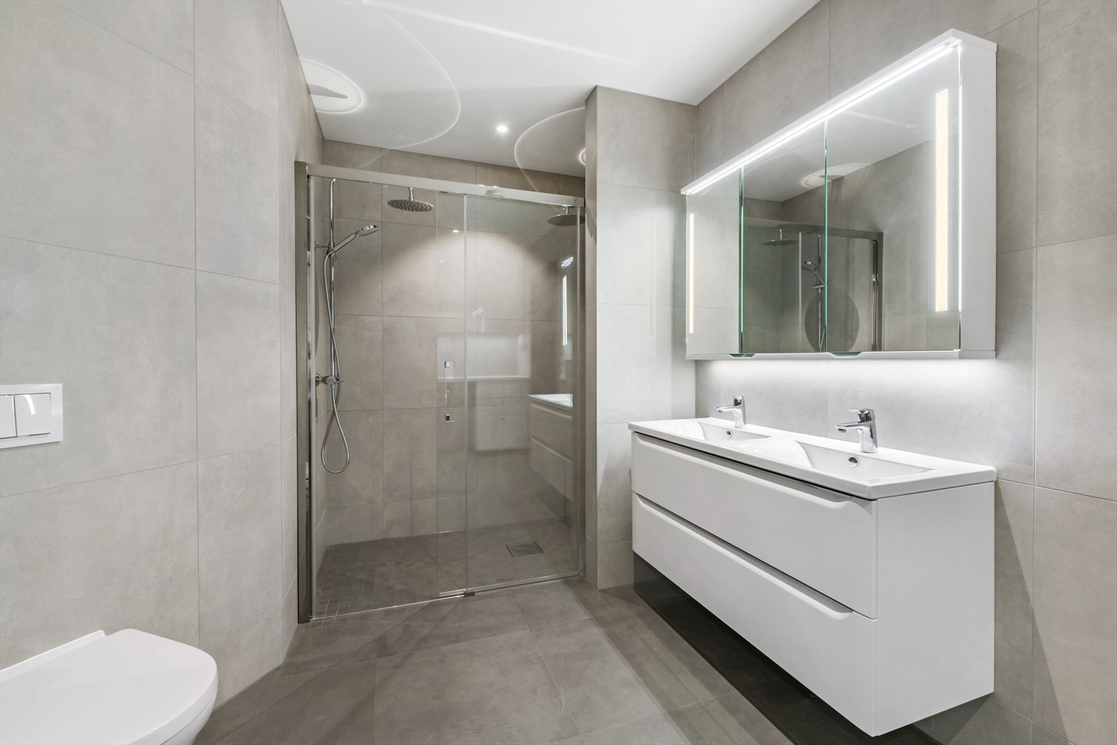 Hovedbadet i leilighet 6 har også vaskeromsinnredning med opplegg for vaskemaskin. Italienske fliser på gulv og vegger. Galleribilde