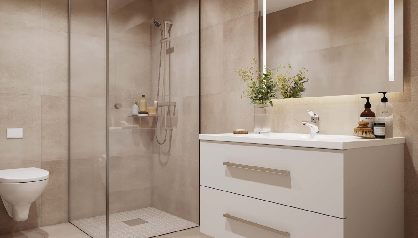 Lyse og fine flislagte bad med vannbåren varme i gulv. Galleribilde