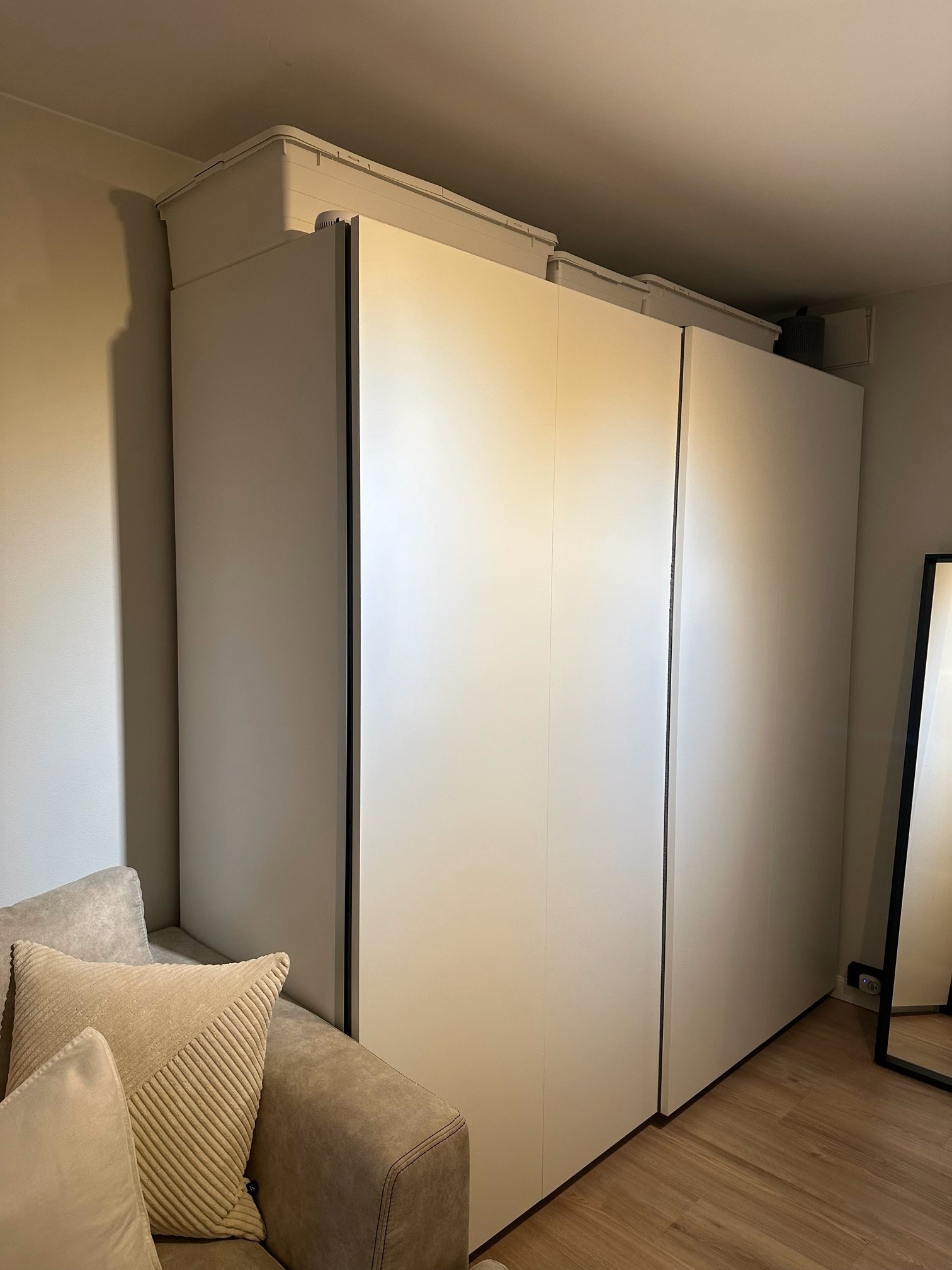 Det er satt inn et stort skap i hybelen Galleribilde