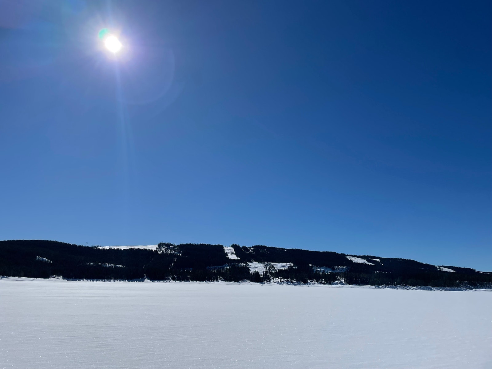 Winter wonderland med flatt skiterreng på isen for den som ønsker det. Ellers ligger løypene Inga Låmi og Birkebeinerløypa knyttet rett ved P plassen Galleribilde