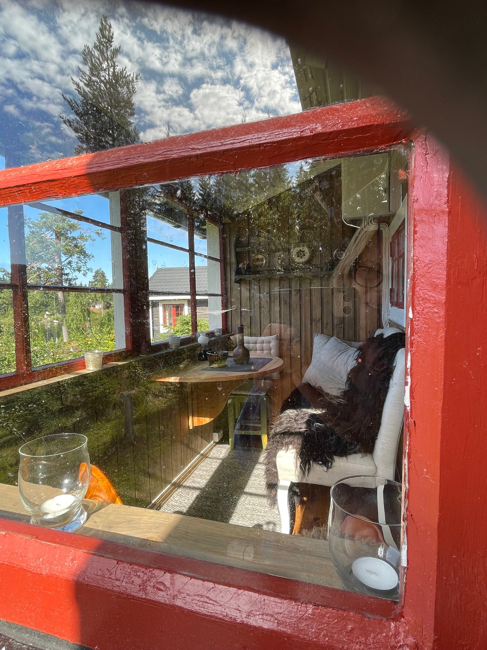 En titt inn i sommerstuen utenfra Galleribilde