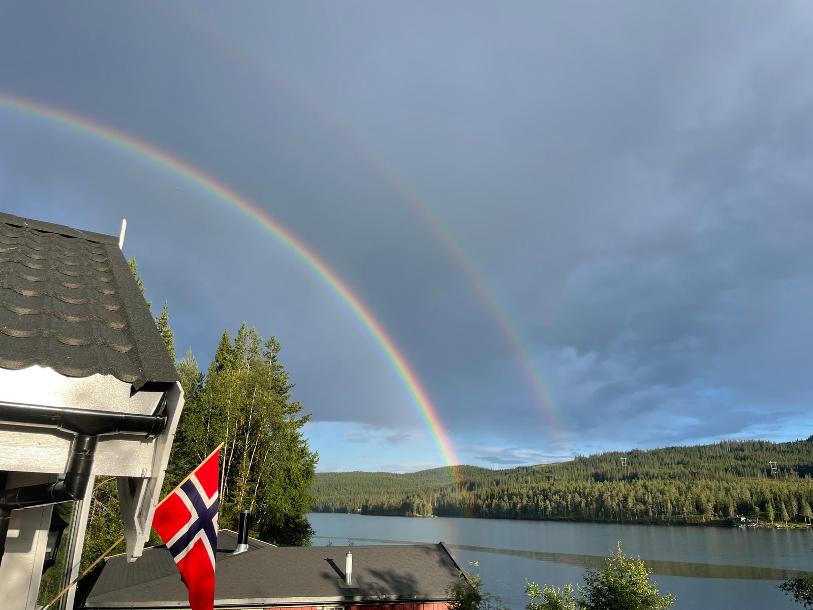 Vakkert sommerregn over Nord - Mesna Galleribilde