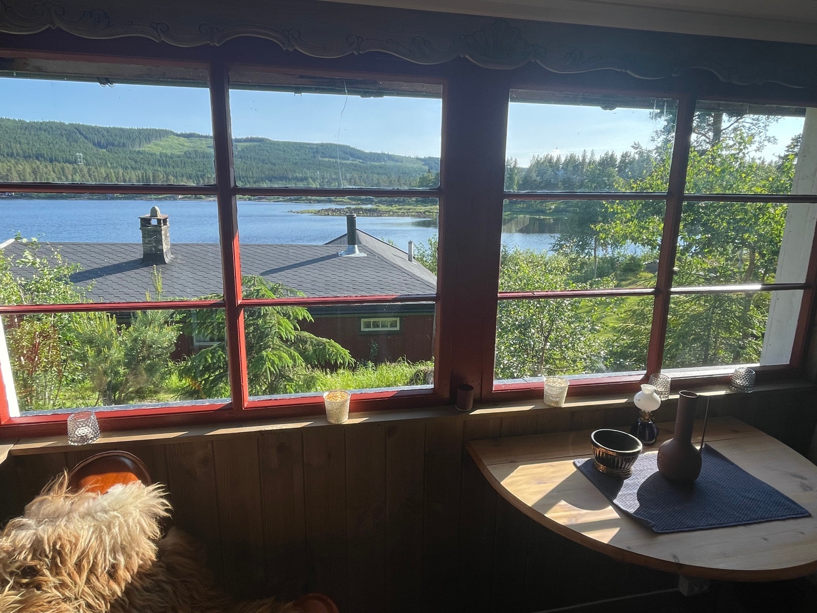 Tenk å ha hyttekontor her og avslutte kvelden med et lite glass med noe godt i her Galleribilde