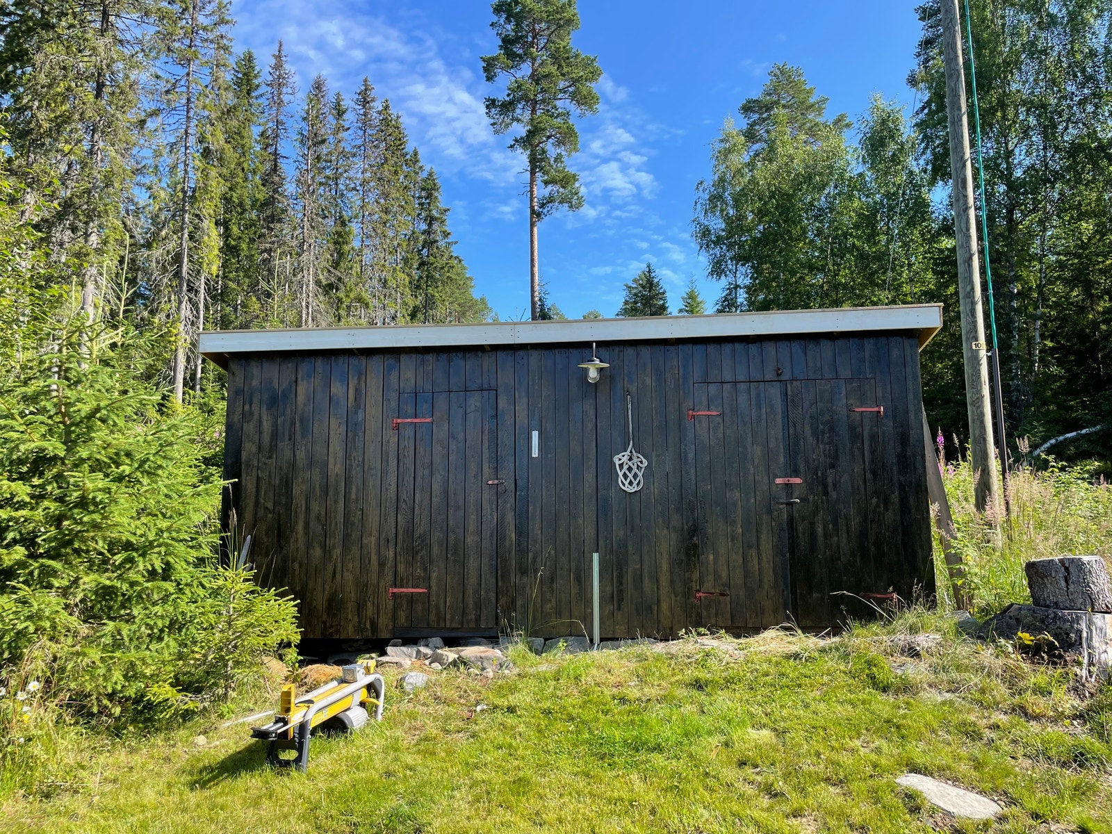Boden på ca 11 kvadrat inndelt i 3 ulike rom Galleribilde