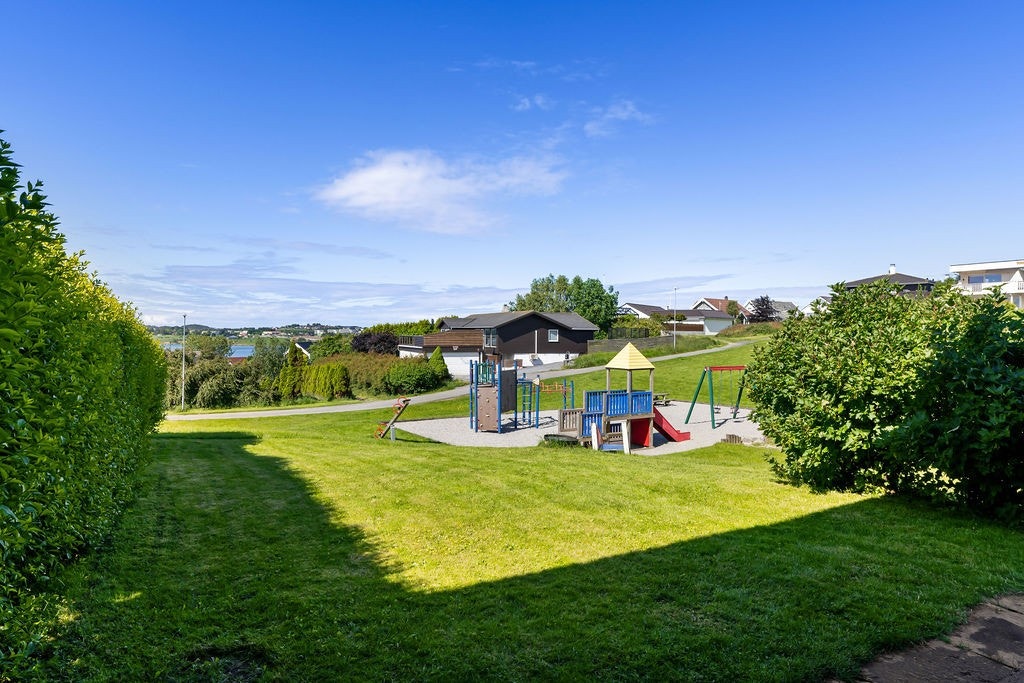 Kort vei til lekeplassen fra hagen Galleribilde