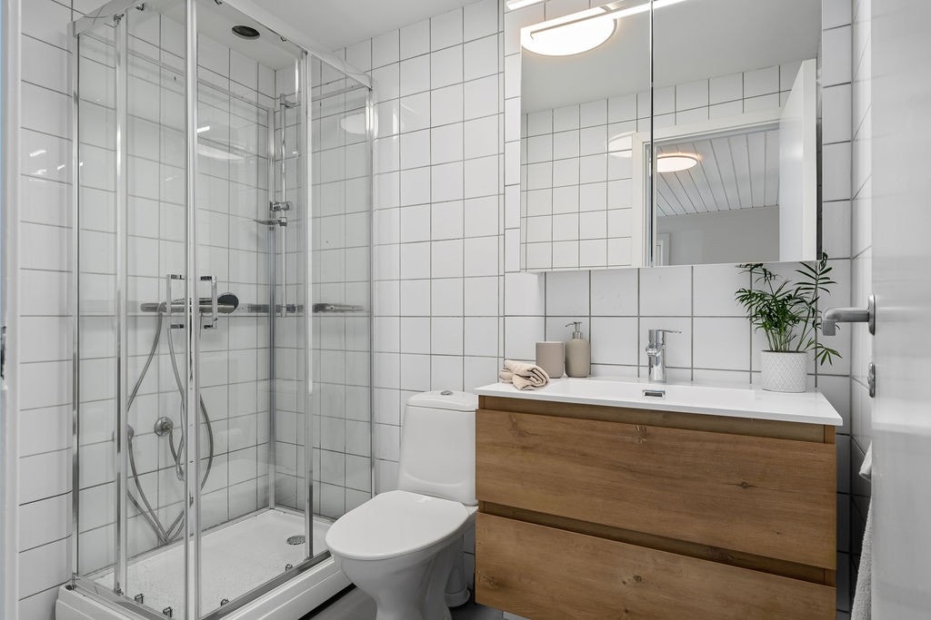 Bad- NB! Dusjkabinett er fjernet og det er satt inn badekar m/ dusjmulighet Galleribilde