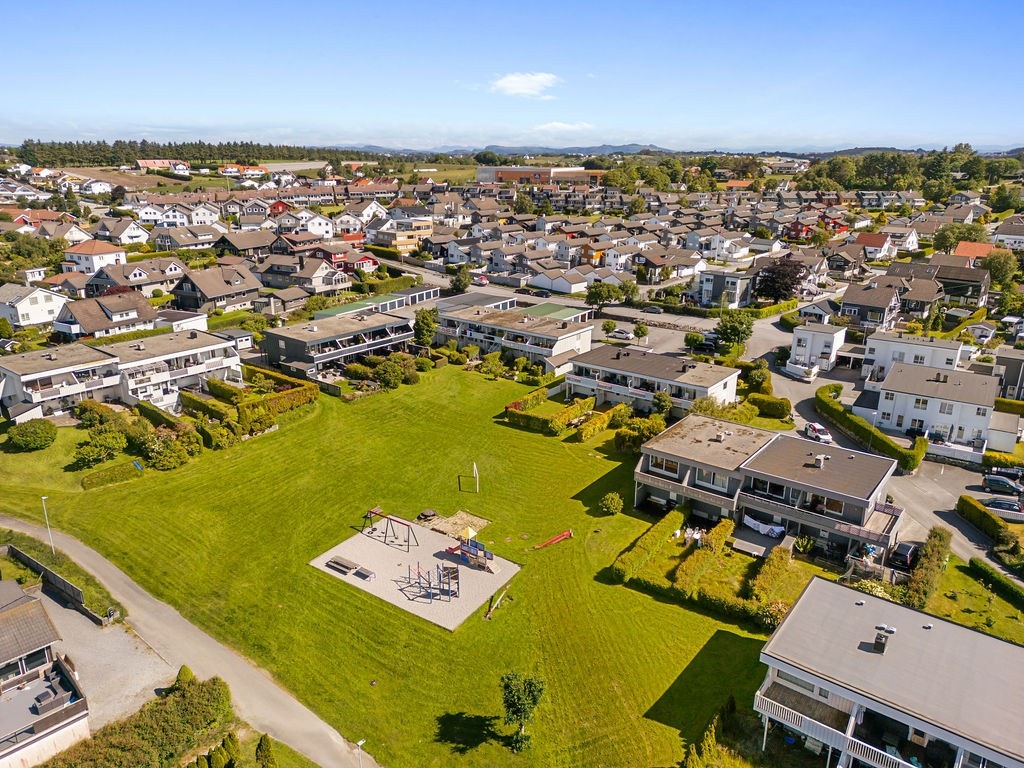 Kjekk lekeplass like ved. 2 km til ISS- den internasjonale skolen. Galleribilde