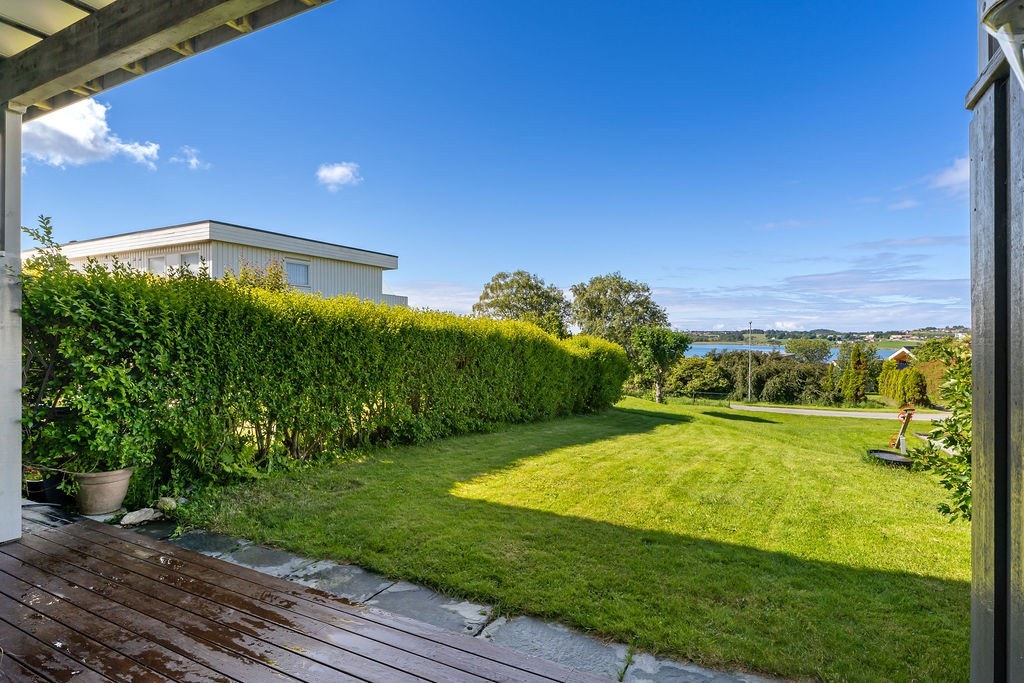 Terrasse og hage med meget gode solforhold Galleribilde