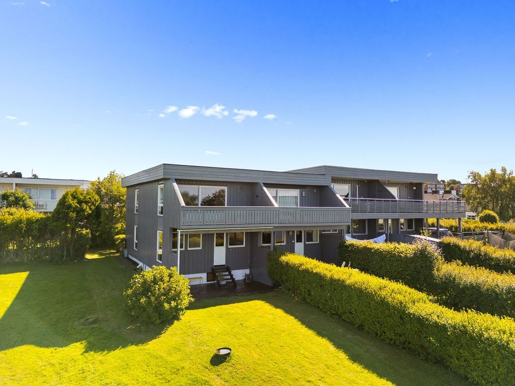 Kjekk hage mot friområde Galleribilde