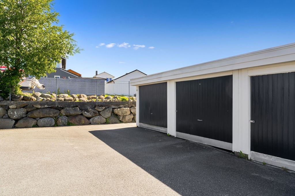 Garasje tilhørende boligen 100 meter fra huset Galleribilde