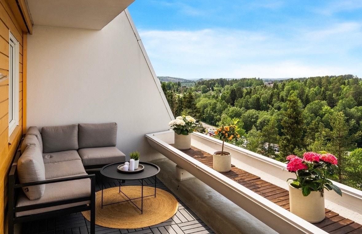 Balkong med flott utsikt ned mot hele Langhus Galleribilde