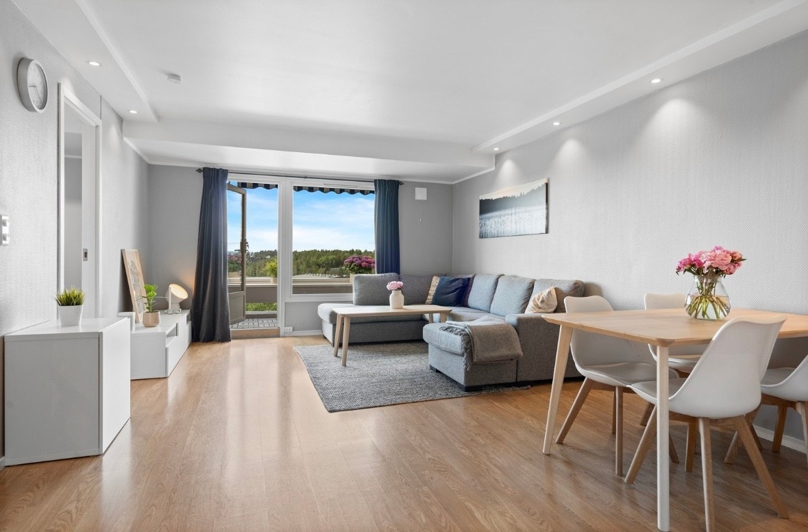 Stor stue med god lys inn til hele leiligheten Galleribilde