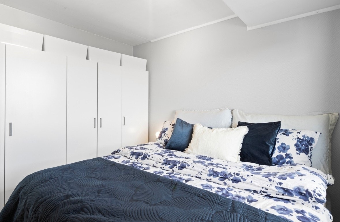 Soverom med ganske mye skapplass Galleribilde