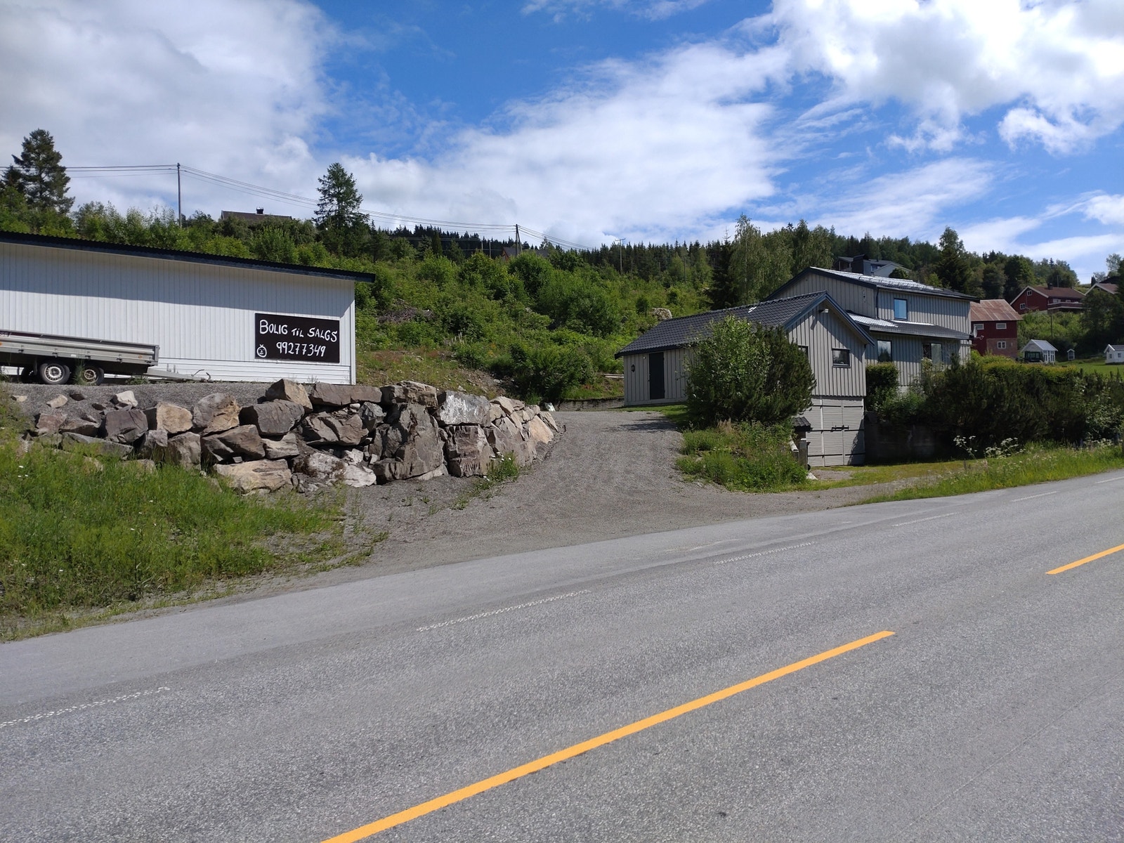 Avkjøring, ankomst fra fylkesvei 213, store garasjer Galleribilde