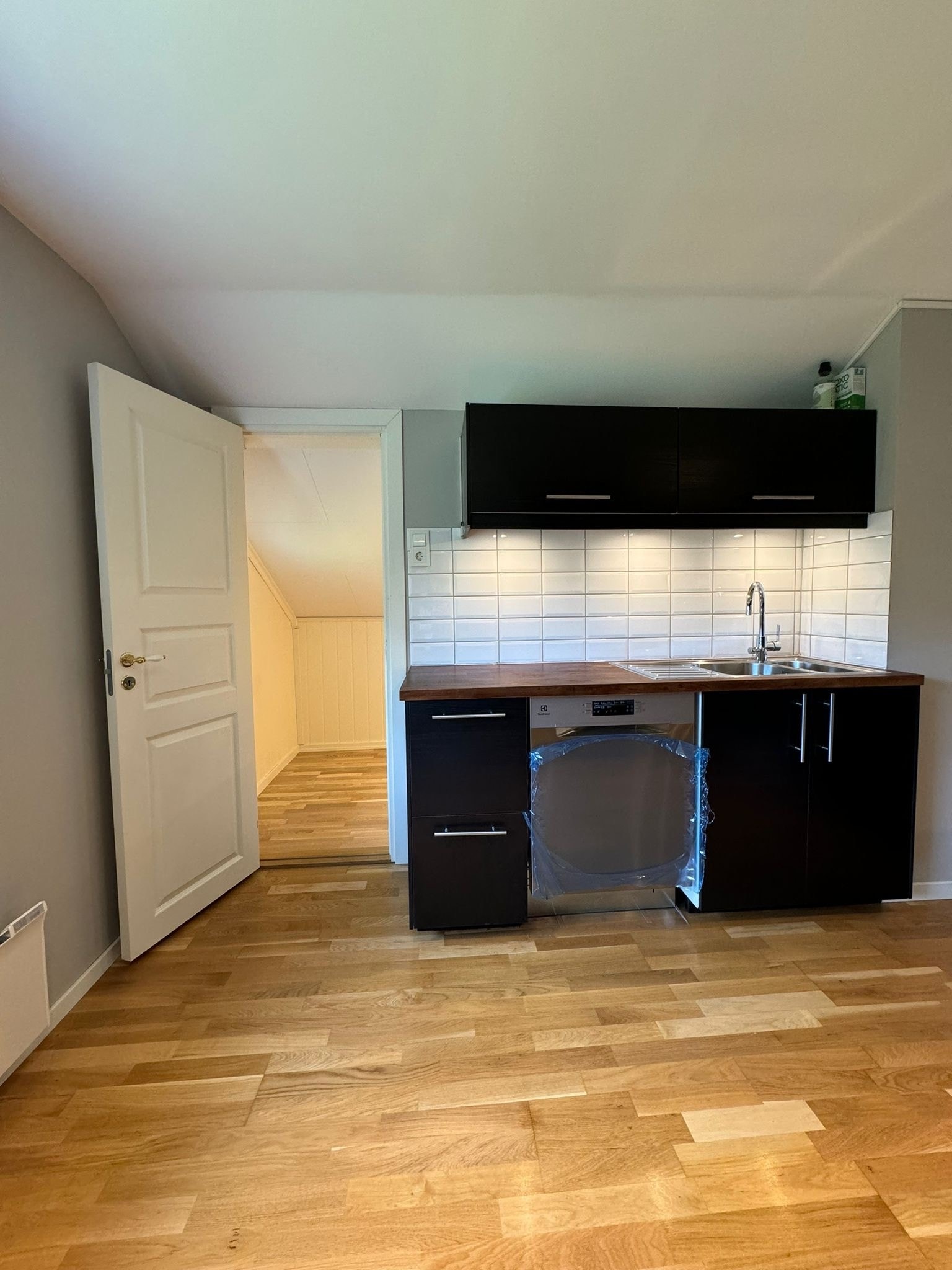 Kjøkken med inngang til bod/tørrbod Galleribilde