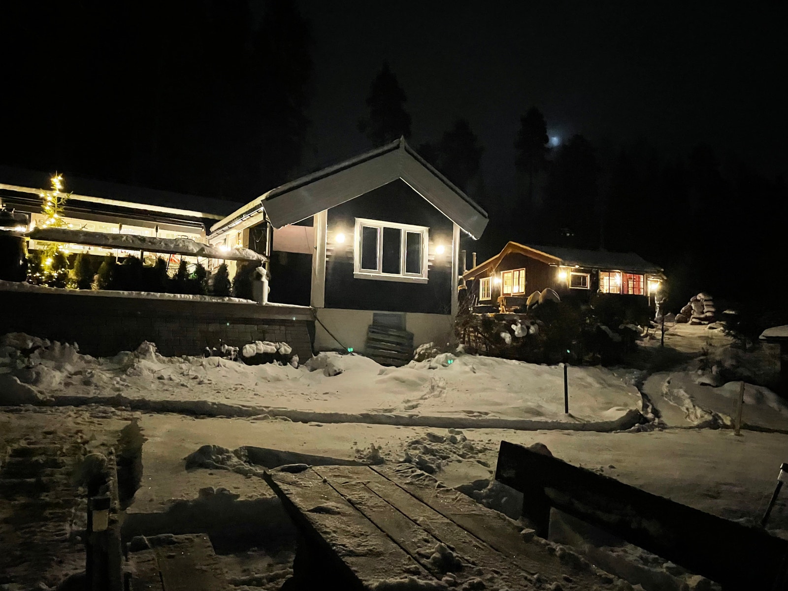 "Tunet" i vinterprakt, med hytte 405 i front Galleribilde