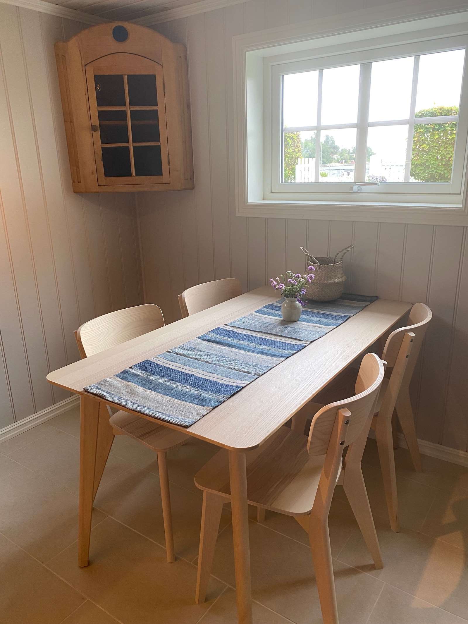 Kjøkkenbord. Ekstra stoler finnes i boden. Galleribilde