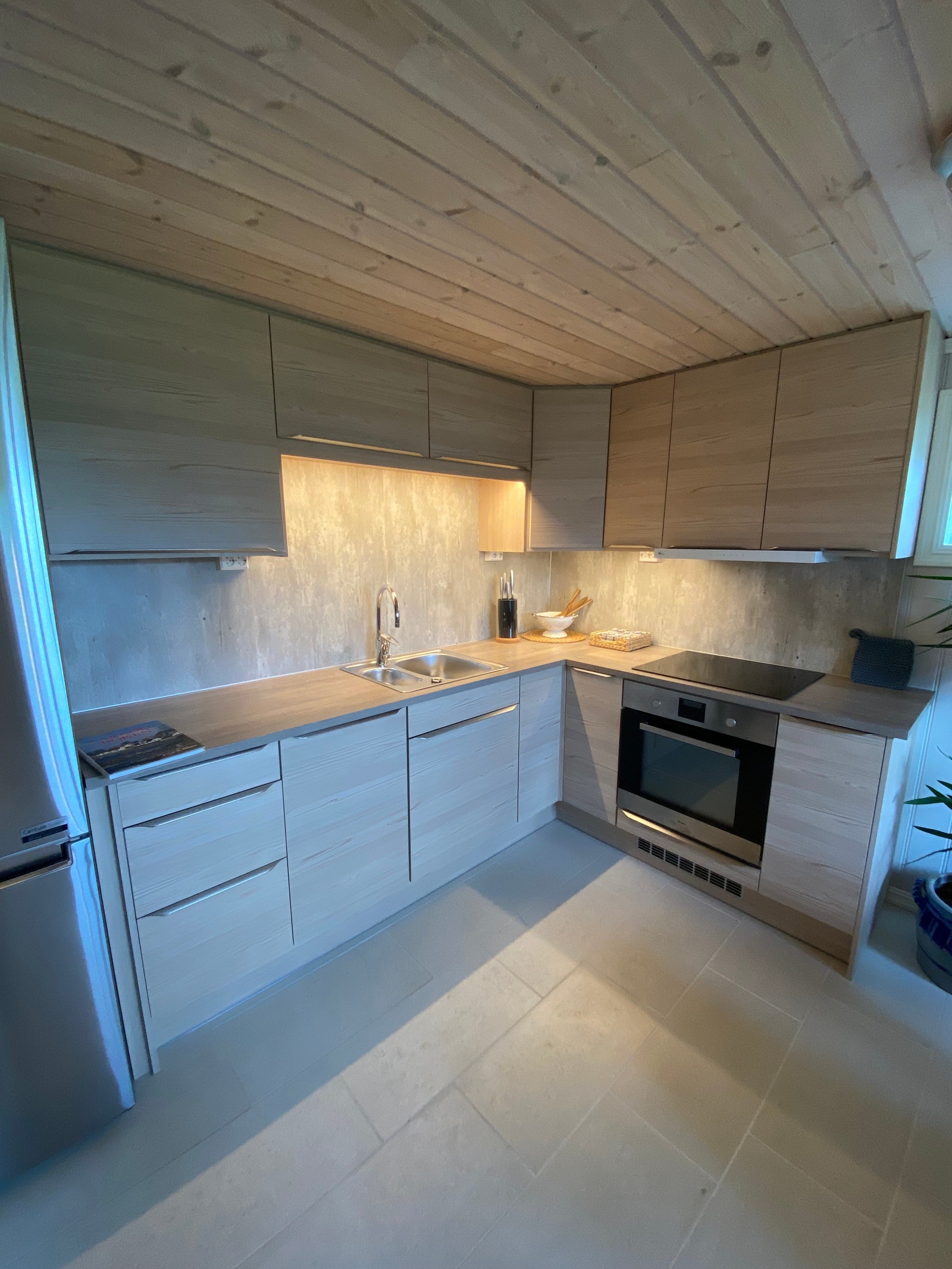 Helt nytt kjøkken med stort kjøleskap med frys. Galleribilde