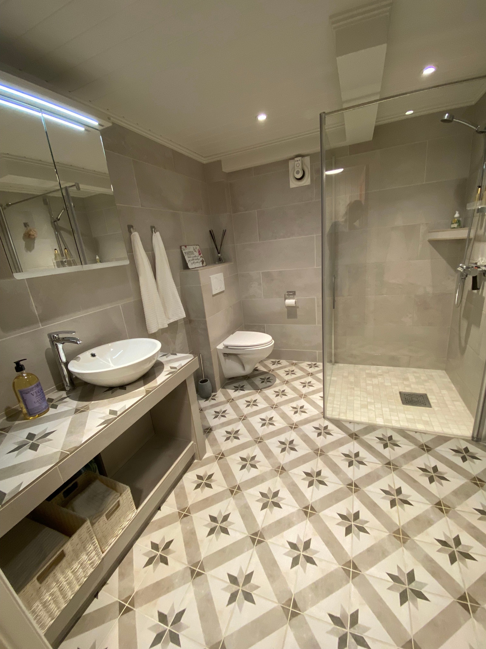 Bad med håndklær inkludert Galleribilde