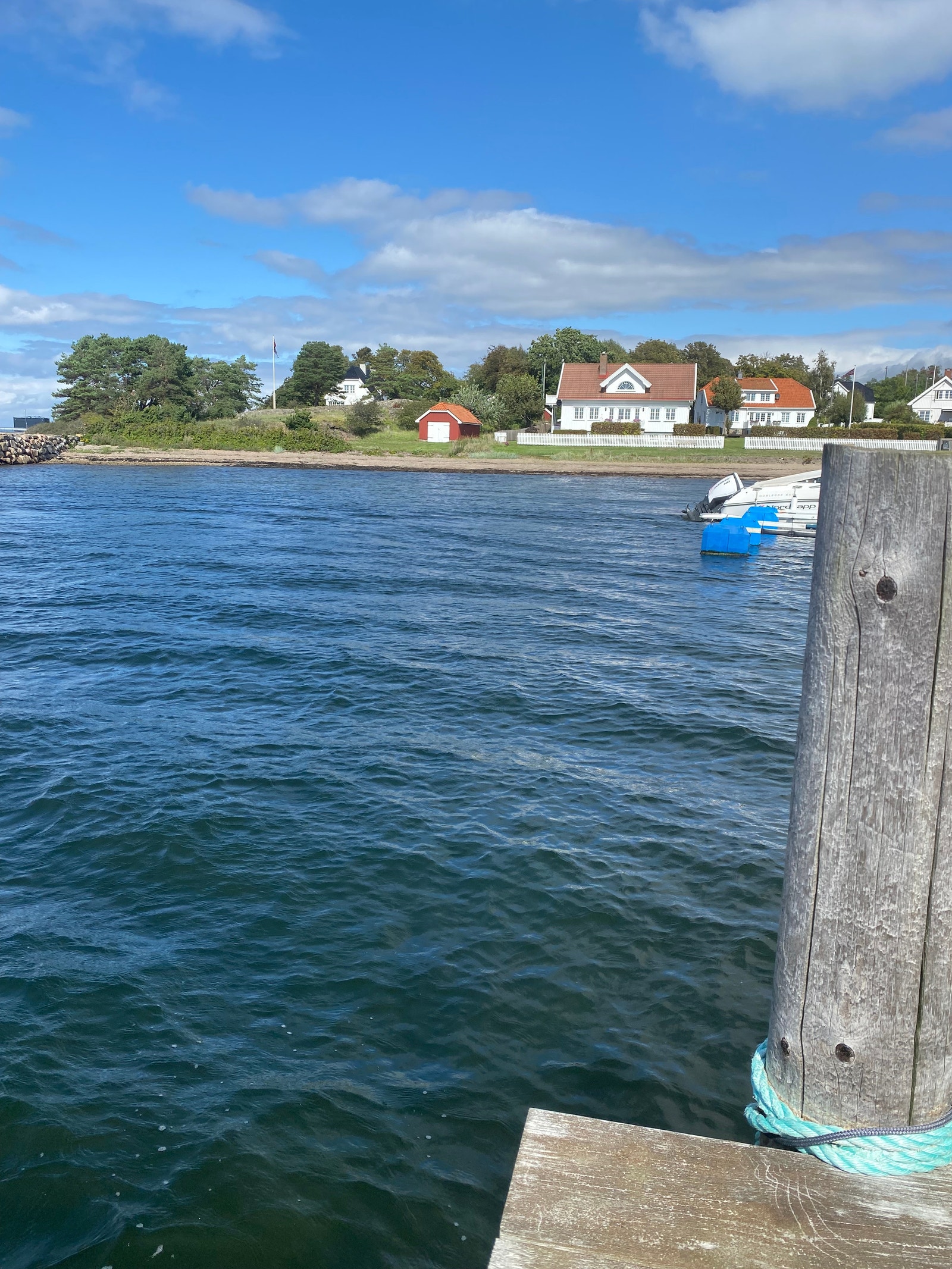 Utsikt fra brygga og inn mot leiligheten Galleribilde