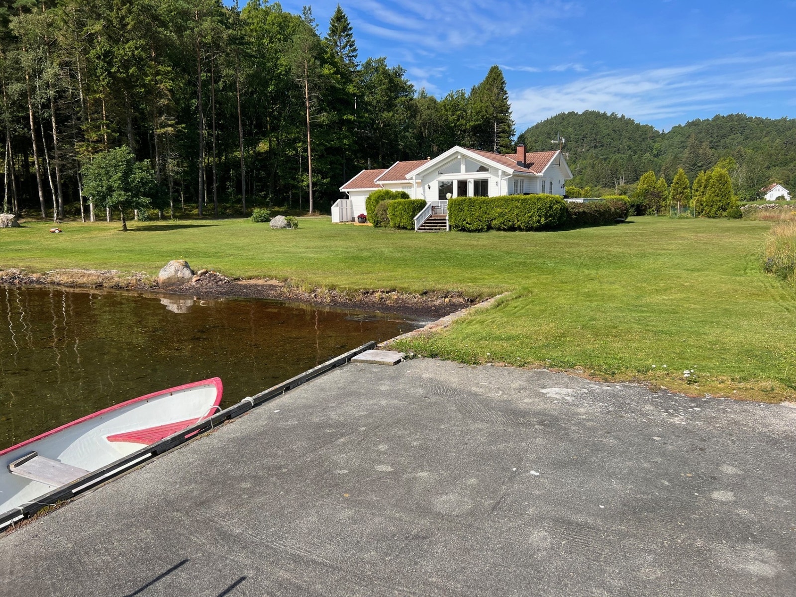 Hytta fra sjøen Galleribilde