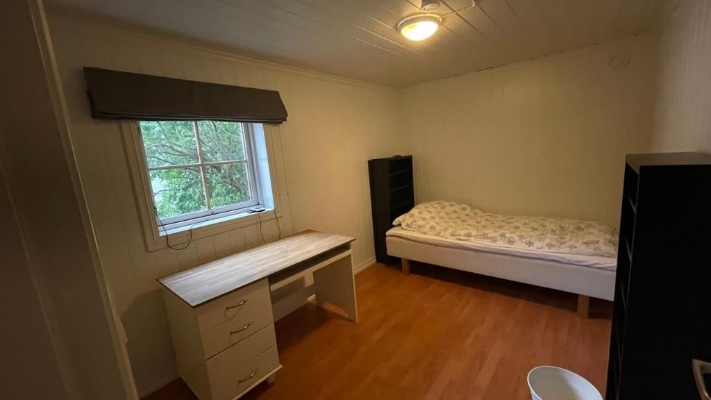 Soverom nede, vest Galleribilde