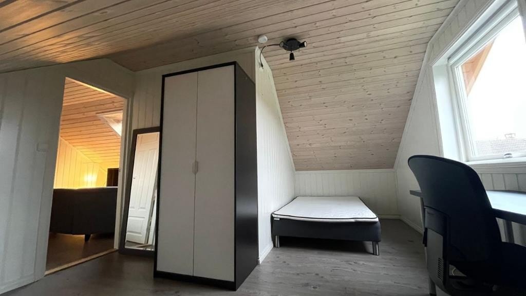 Soverom oppe, syd Galleribilde