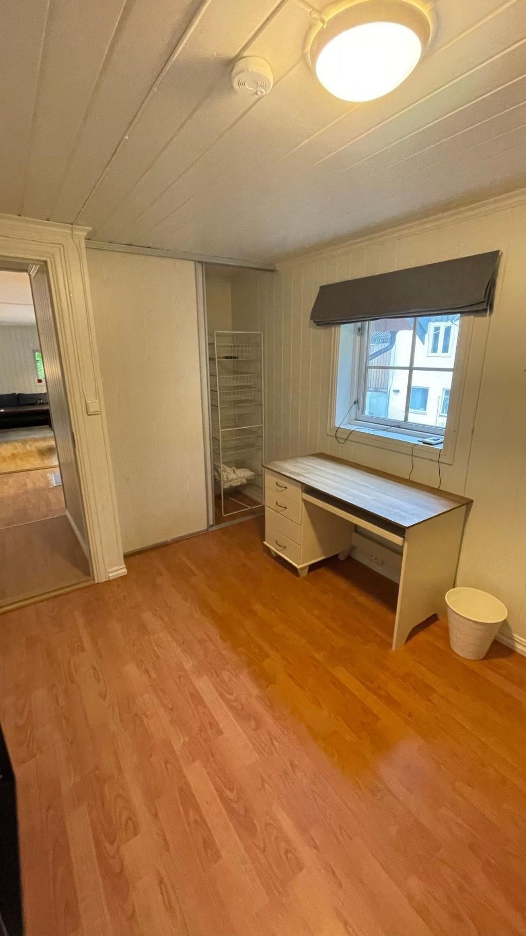 Soverom nede, vest Galleribilde