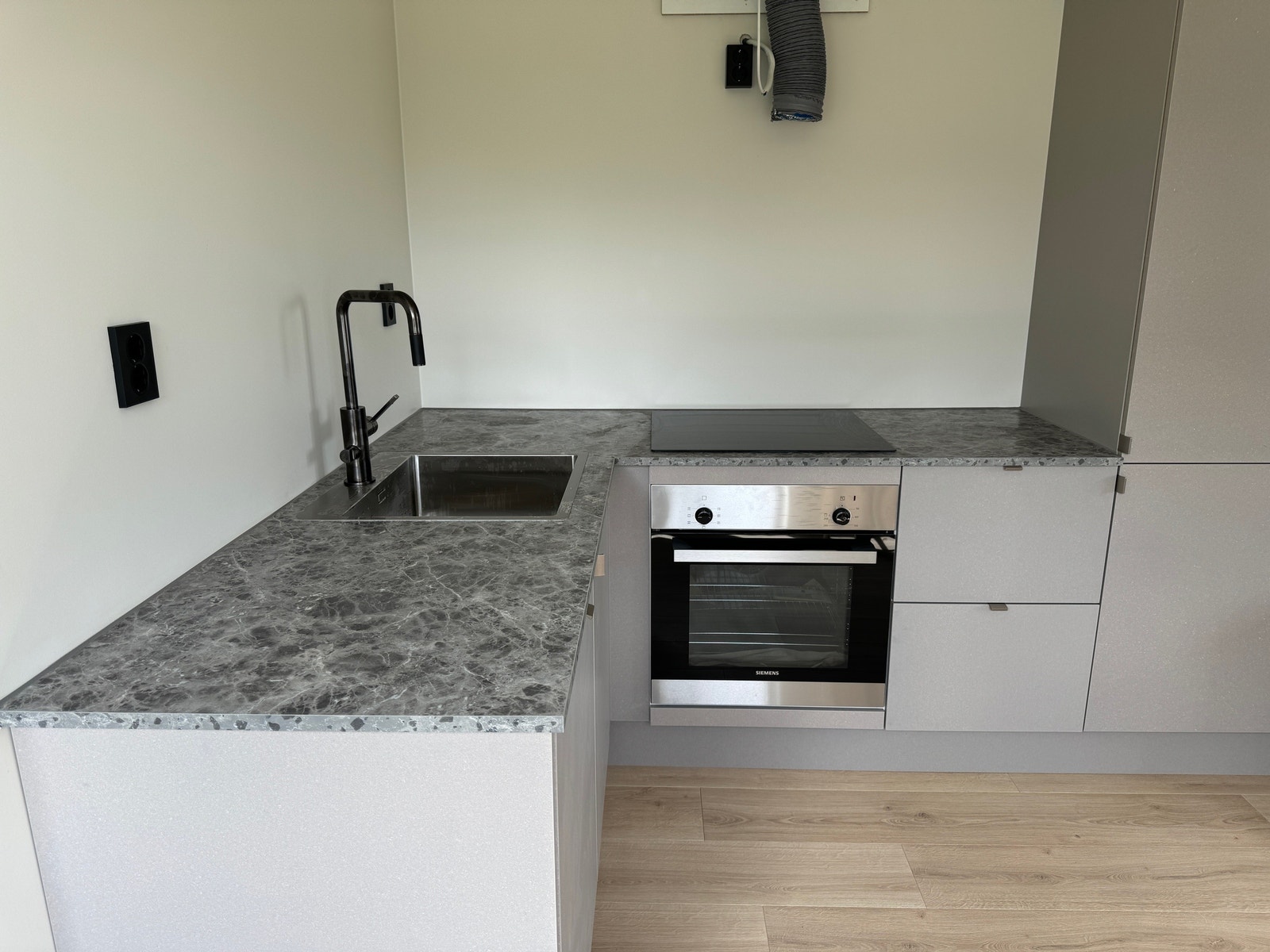 snart ferdig kjøkken, mangler kun boks til vifte. Galleribilde