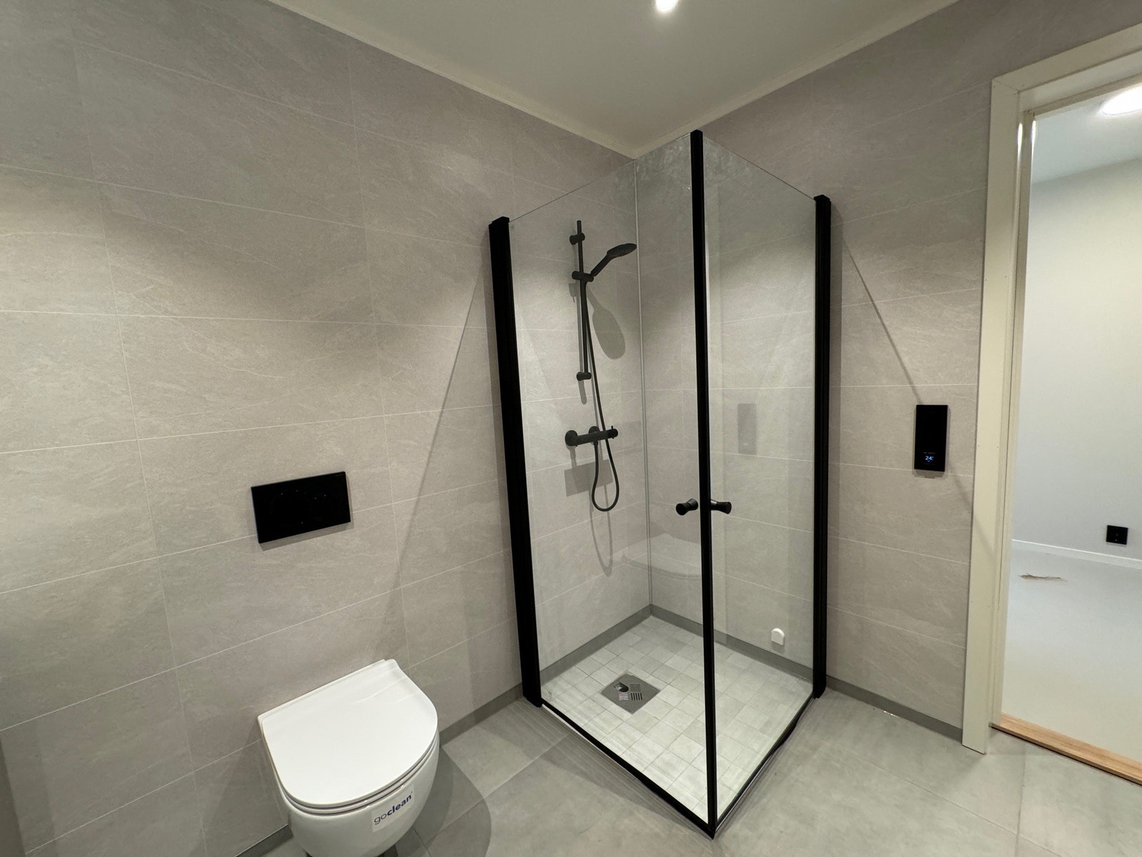 svarte detaljer på bad Galleribilde