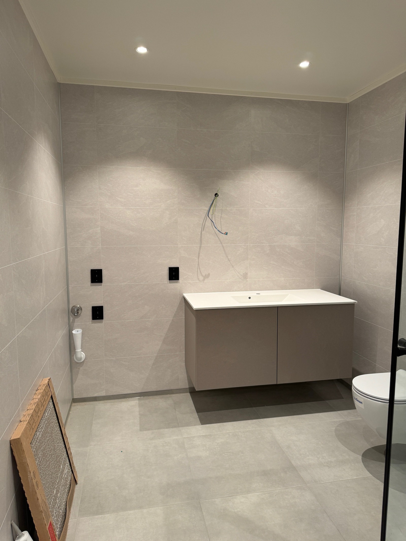 stort bad med samme fronter som på kjøkkenet. God plass til vaskemaskin og oppbevaring. speil og blandebatteri er snart på plass. Galleribilde