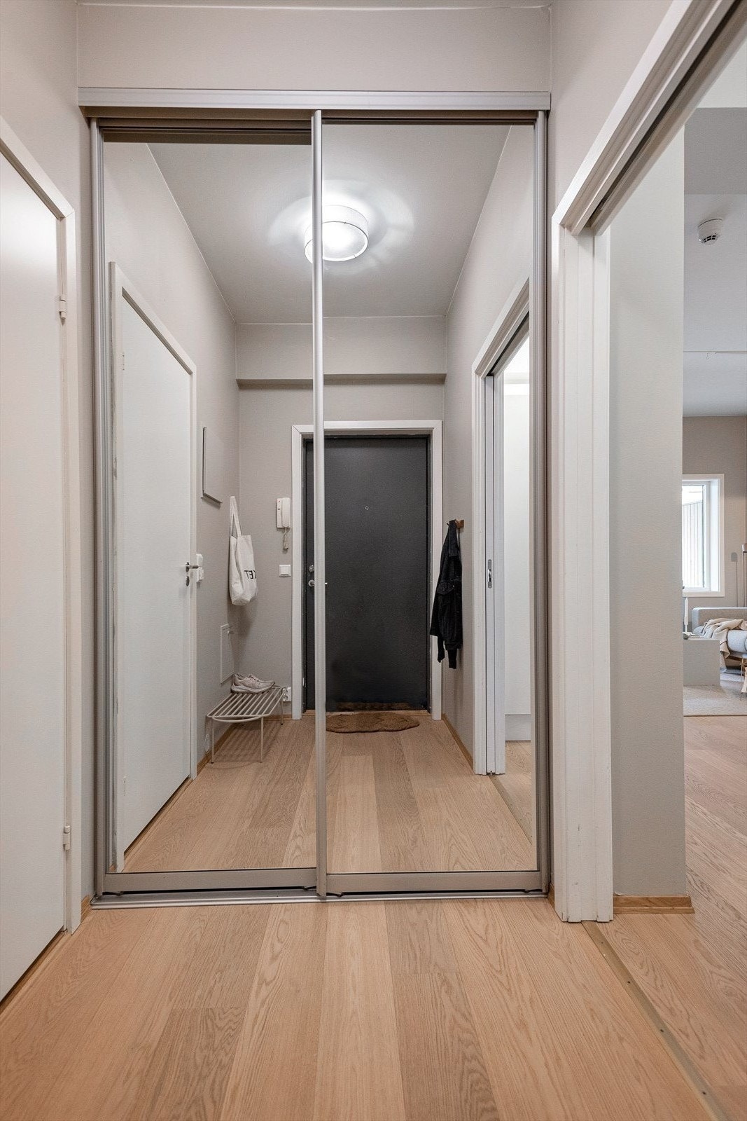 Romslig og praktisk entré med skyvedørsgarderobe. I tillegg disponerer leiligheten egen sportsbod på ca. 5 kvm. Det er også felles sykkelparkering i garasjeanlegget. Galleribilde