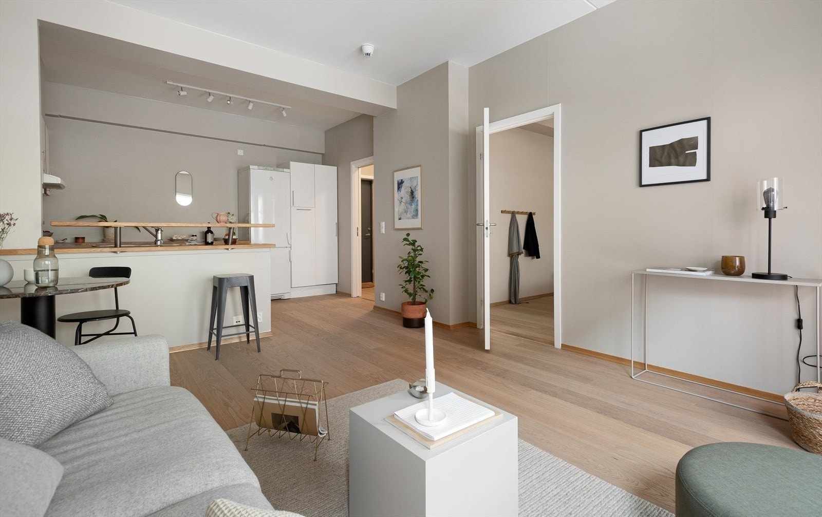 Meget god plass til sofa, spisebord og tv-løsning. Galleribilde
