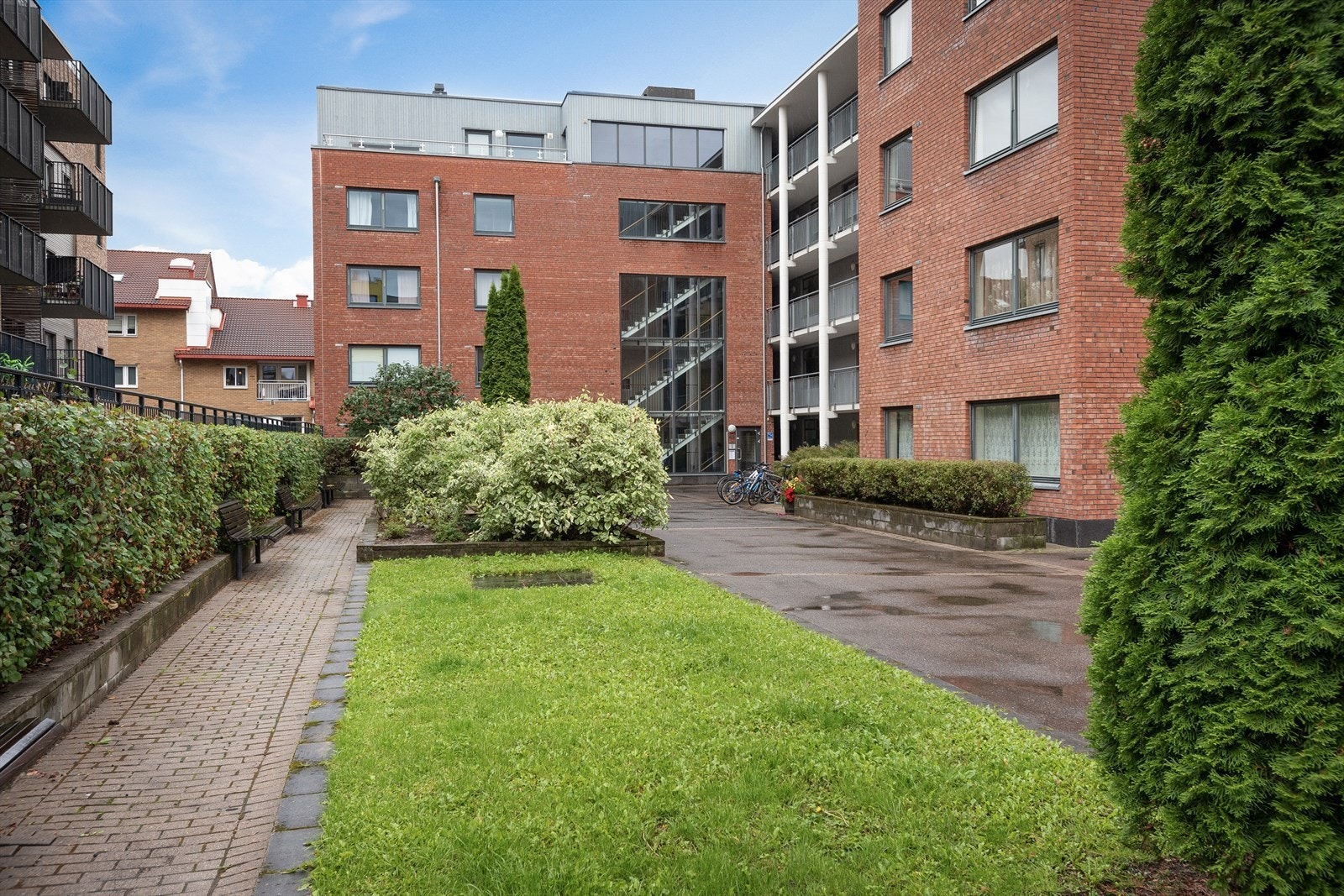 Pent opparbeidede fellesarealer med plen, benker og sykkelparkering. Direkte adkomst til felles sykkelparkering via garasjeport. Galleribilde