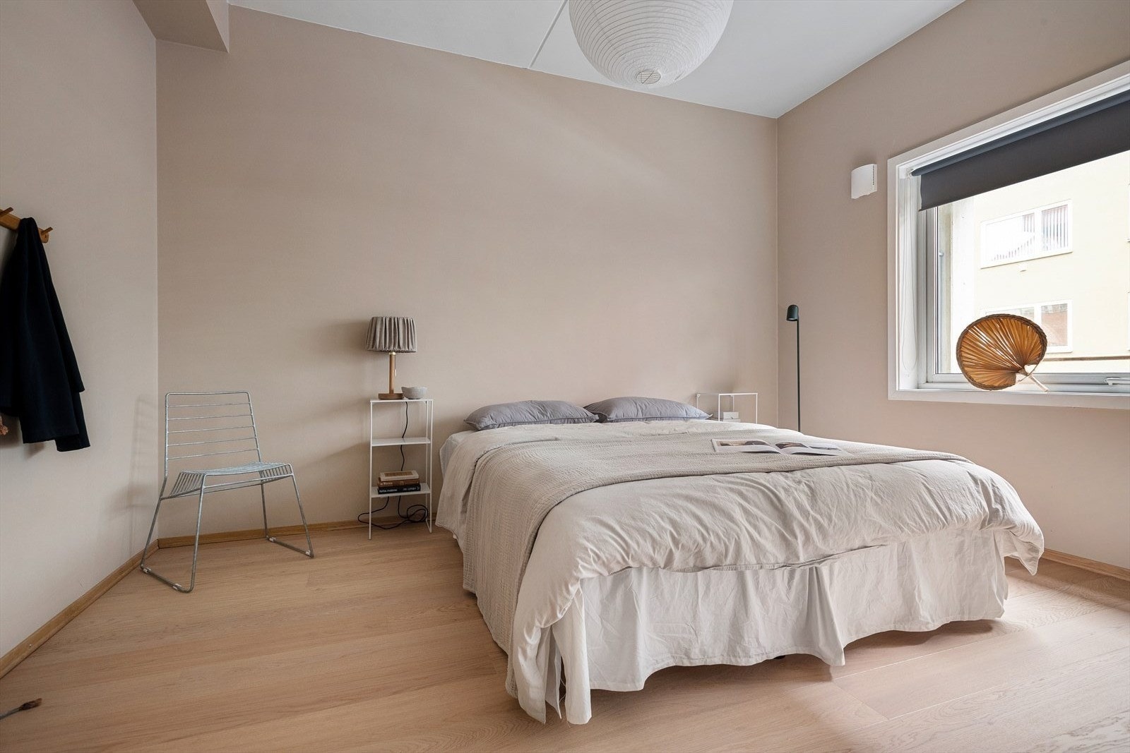 Meget romslig soverom med god plass til dobbeltseng og oppbevaring. Galleribilde
