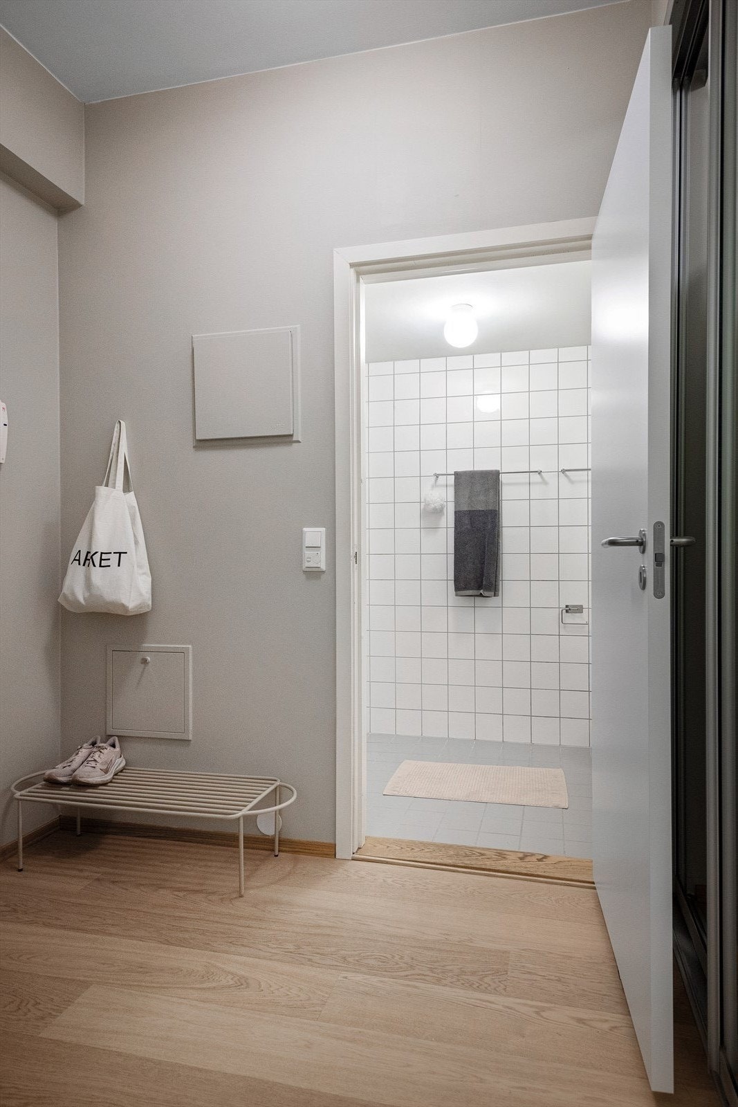 Romslig entré med 2,8 m takhøyde. Galleribilde