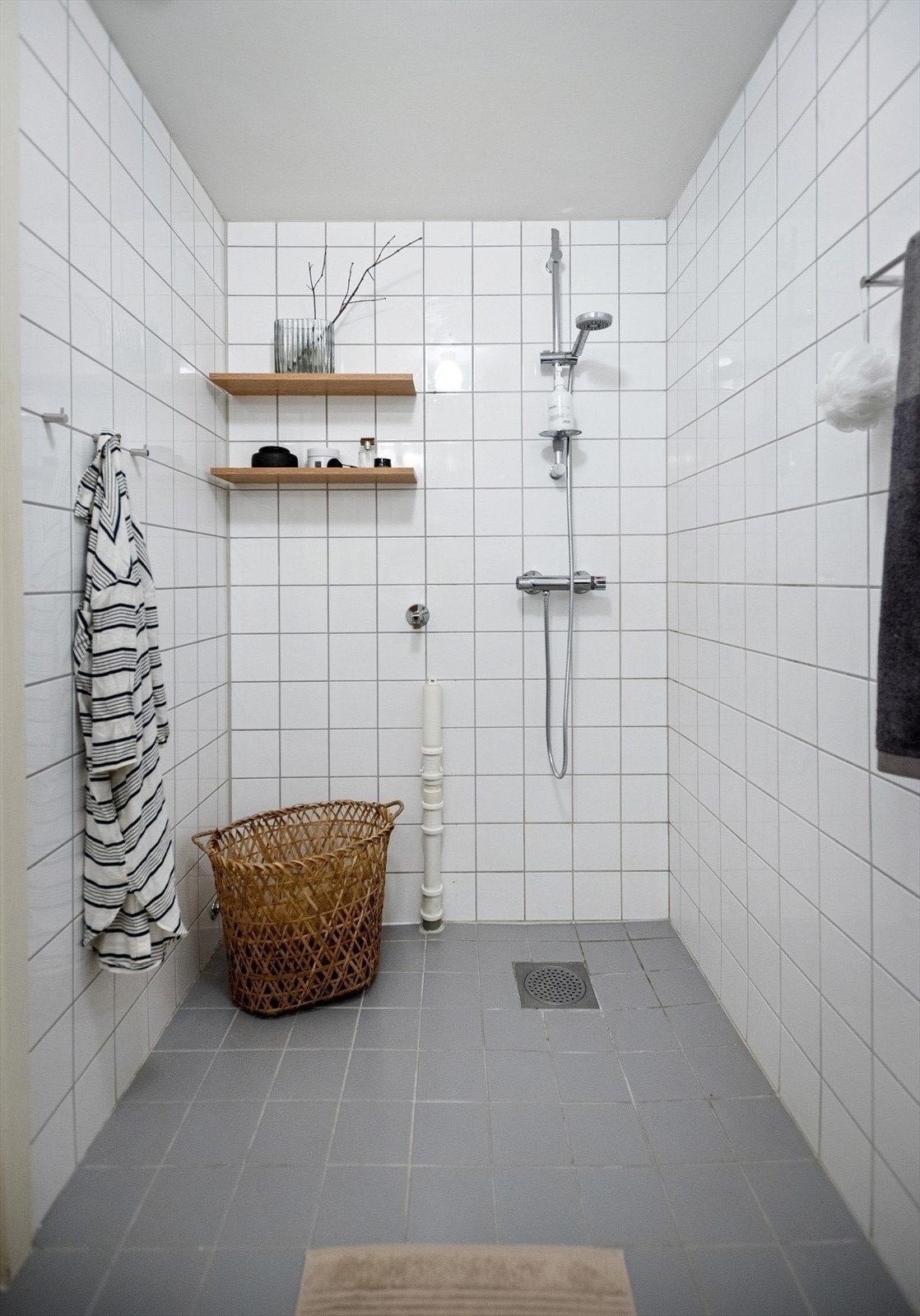 Dusjhjørne og opplegg for vaskemaskin. Varmekabler i gulv. Galleribilde