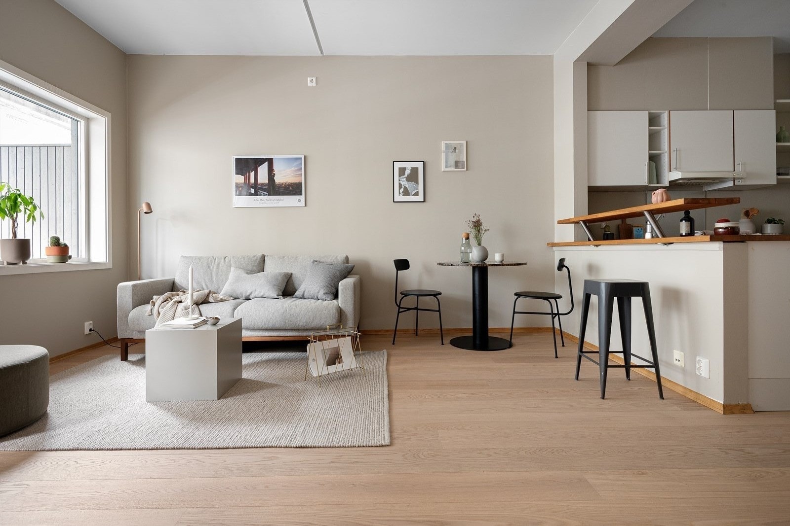 En meget god og gjennomtenkt planløsning. Stuen og kjøkkenet er i åpen løsning, men likevel fint adskilt fra hverandre. Galleribilde